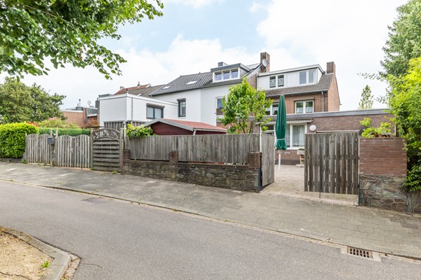 Foto - Te koop: Ruime halfvrijstaande woning met 179 m² woonoppervlakte, 6 slaapkamers, 2 badkamers, garage en tuin op het zuiden in Vaals
